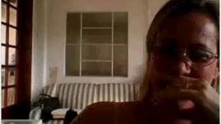 Exhibitionistische Frau masturbiert vor Webcam