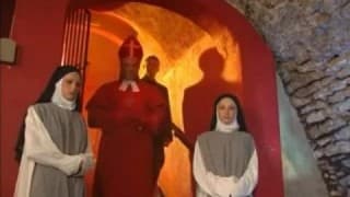 Priester segnet zwei Nonnen mit Schwanz