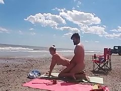 Junge Blondine stellt sich einem unbekannten Mann auf dem Strand zur Verfügung