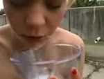 Deutsches Girl liebt es, Sperma zu trinken