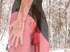 Diese rothaarige Mädchen trägt knappe Nylonhöschen im winterlichen Wald