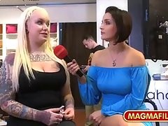 Tätowierte Blondine demonstriert ihre Titten und macht einen Blowjob