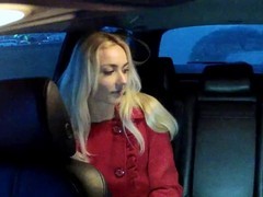 Schöne Blondine bringt einen Taxifahrer zum Orgasmus