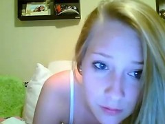 Blondes Teen masturbiert vor der Webcam