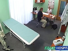 Heiße brünette Krankenschwester wird im Behandlungszimmer vom Chefarzt gründlich gefickt.