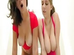 Zwei süße Frauen mit dicken Titten werden von einem großen Schwanz gefickt