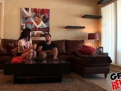 Aufgegeilter Typ hängt mit seiner Tussy auf der Couch herum