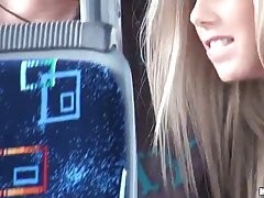 Sexy Blondine wird in einem öffentlichen Bus flachgelegt