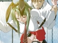 Hentai-Mädchen mit einer Uniform wird durchbohrt und hart genommen