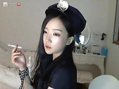 Junge Koreanerin strippt vor der Webcam