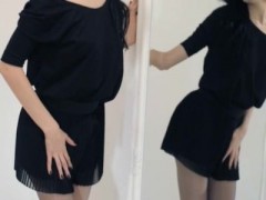 Heisse 20Jährigen Mädchen necken vor dem Spiegel und zeigen ihre Muschi