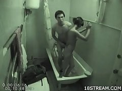Versteckte Kamera filmt ein junges Pärchen beim Ficken im Badezimmer