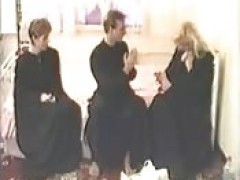 Zwei Nonnen und ein Priester