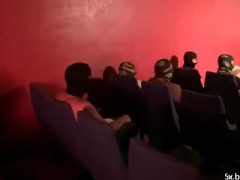 Carole beim Gangbang Sex im Kino